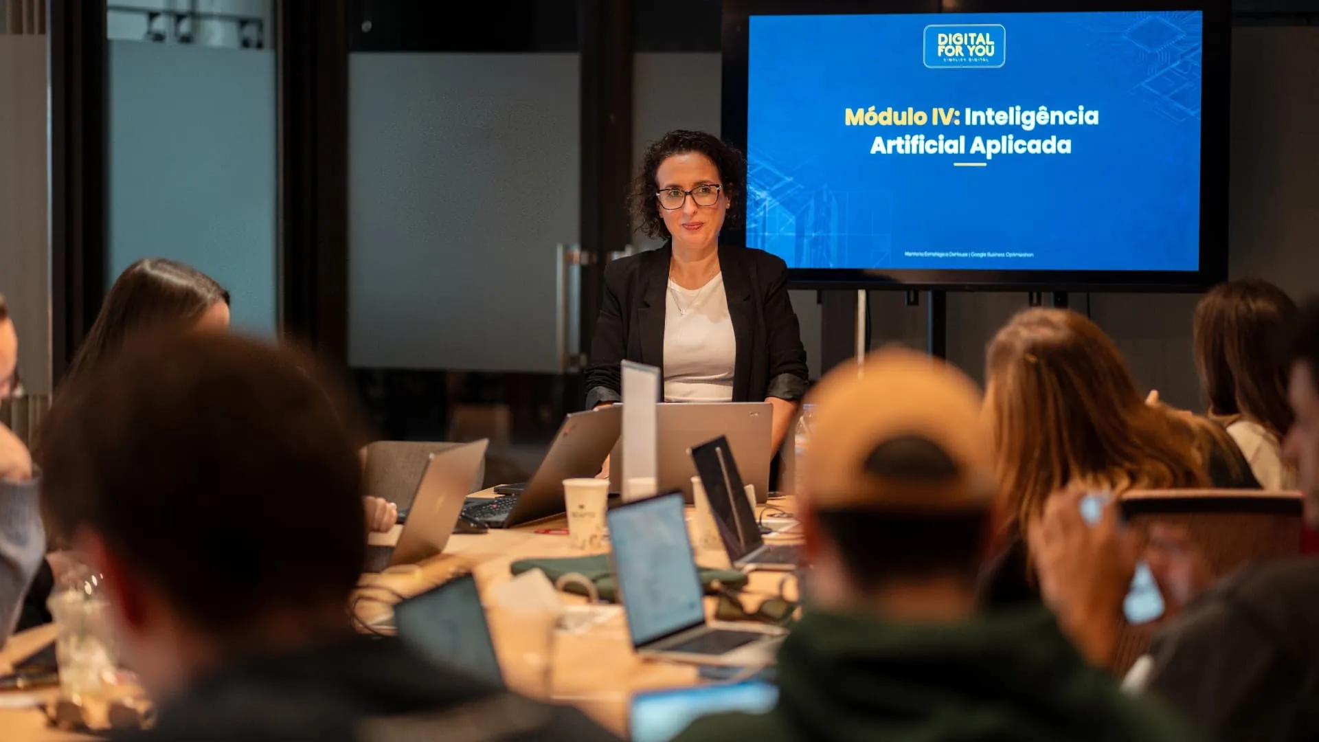Carla Aguiar numa sessão de formação em Inteligência Artificial com uma equipa